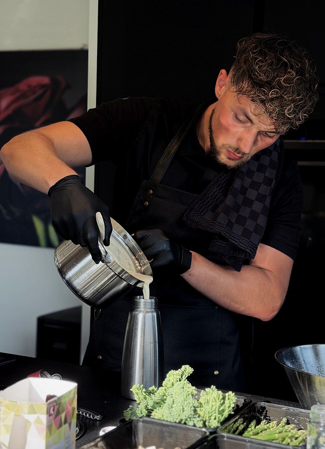 Chef Etienne Miggels aan het werk