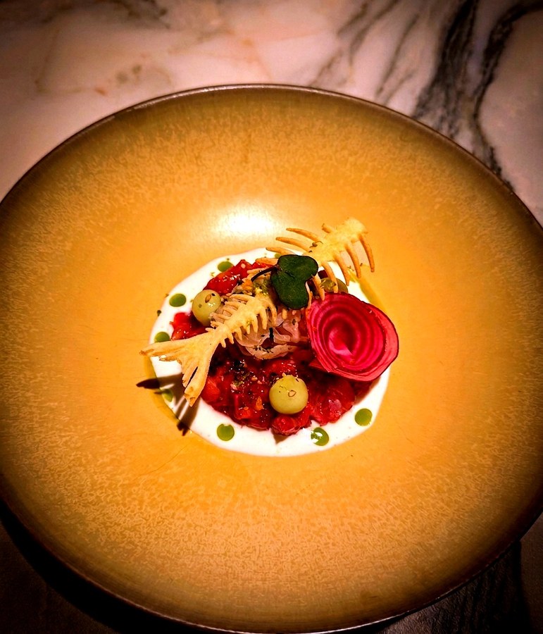 Tartaar met rodebiet-rozet en goudtuille